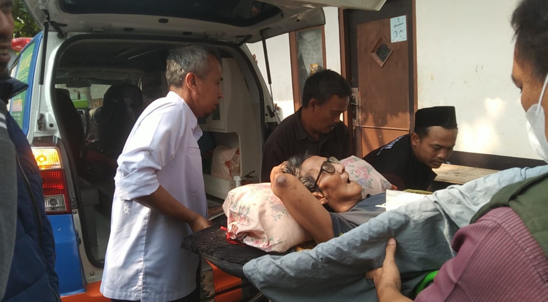 Kembali ke Pelukan Keluarga: BAZNAS Tangsel Antar Bapak Zakaria Pulang untuk Perawatan Intensif