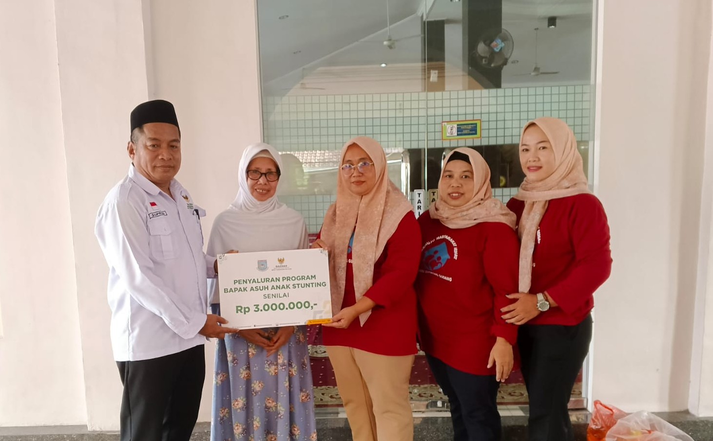 Sentuhan Kebaikan: Baznas Kota Tangerang Selatan Salurkan Bantuan Infak Untuk Lansia Stunting Di Posbindu Babakan