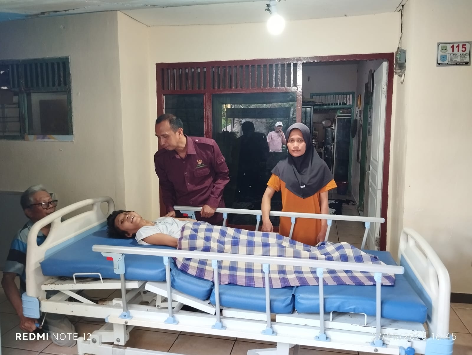Setitik Nyaman untuk Pejuang Kuat: BAZNAS Tangsel Serahkan Tempat Tidur Medis untuk Adik Annisa
