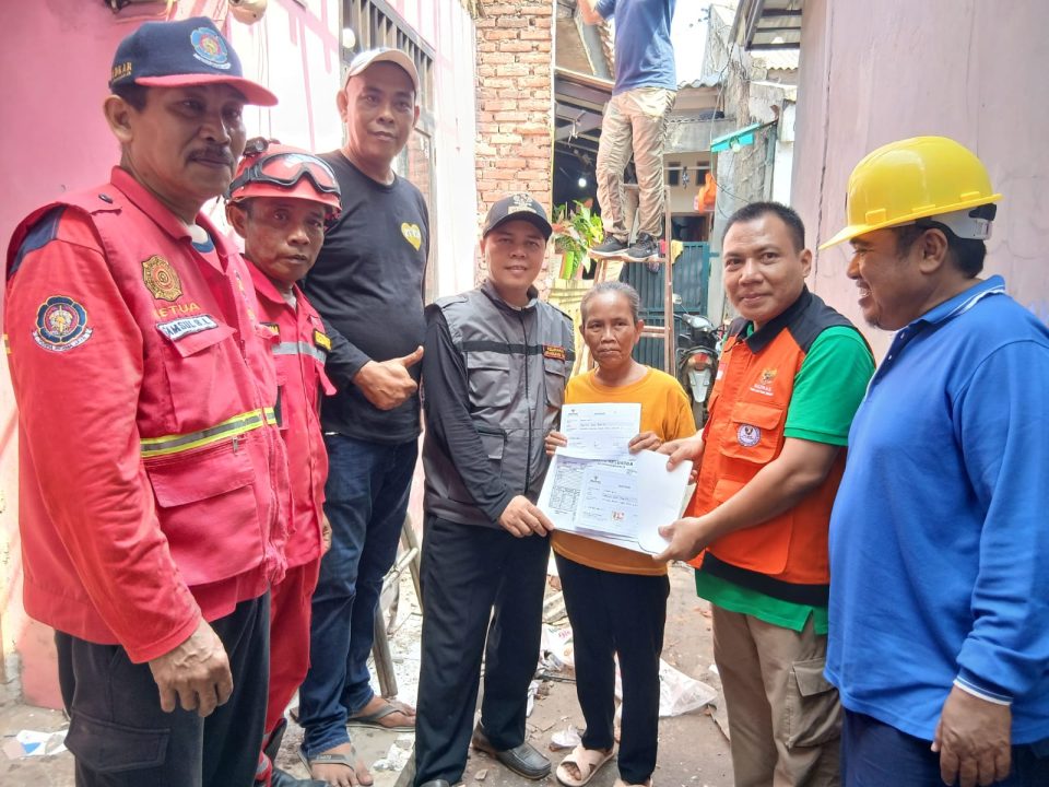 BAZNAS Tangsel Salurkan Bantuan Kebencanaan kepada Ibu Qomariyah Warga Pondok Aren Terdampak Ambruknya Atap Rumah