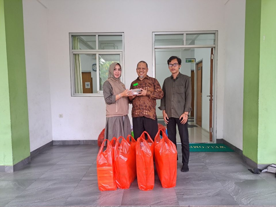 Berbagi Kebahagiaan: BAZNAS Tangsel Salurkan 50 Paket Makanan Ringan ke Yayasan Tunanetra Buaran