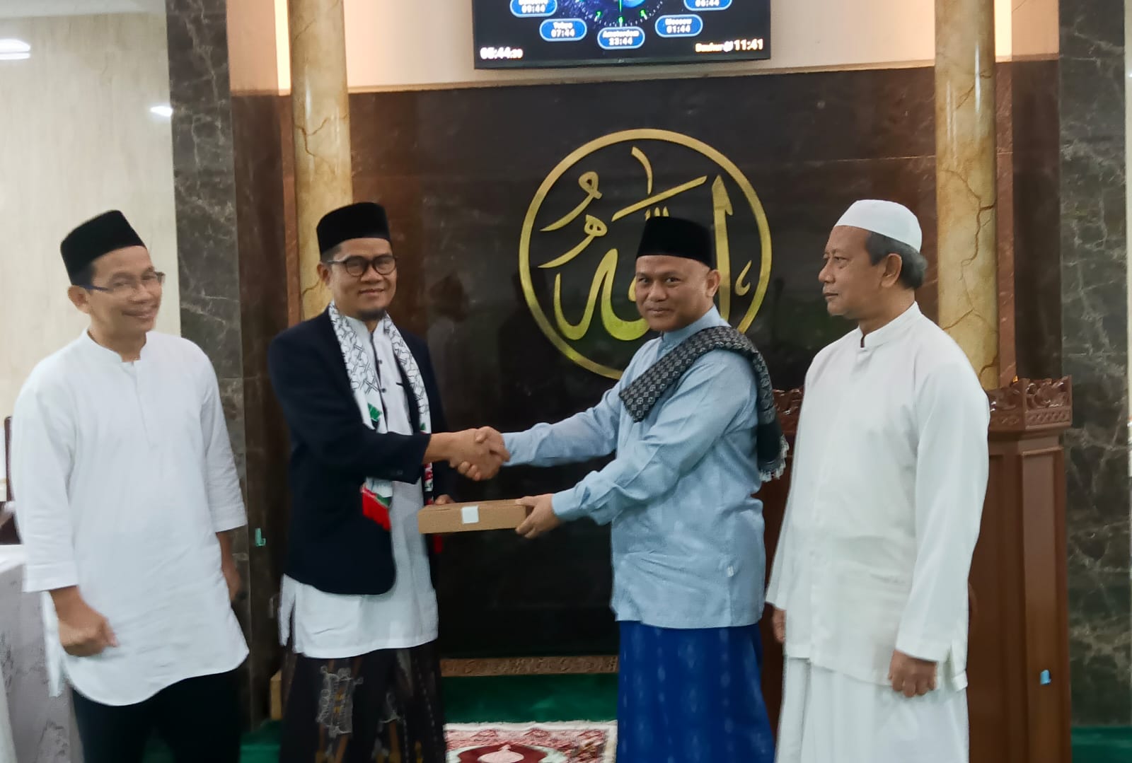 Masjid Raudhatul Jannah Serahkan Donasi Palestina kepada BAZNAS Kota Tangerang Selatan