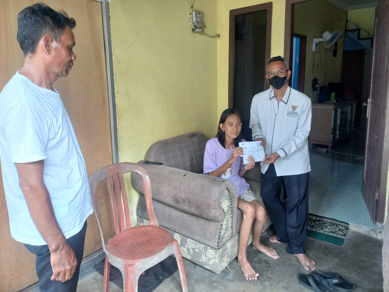BAZNAS Kota Tangerang Selatan Serahkan Bantuan Kesehatan kepada Ibu Selvi  di Kelurahan Serua