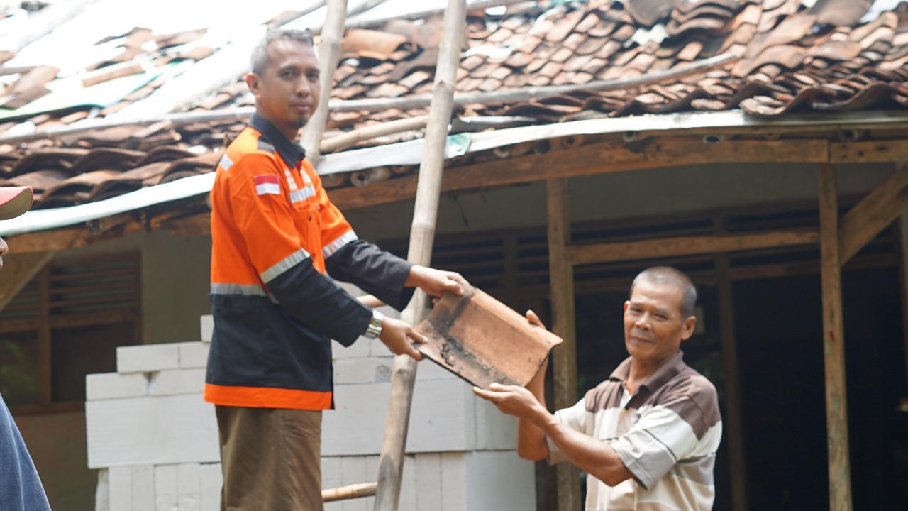 Bantuan Rehab Rumah Layak Huni untuk Warga Jombang Bapak Nawiyah