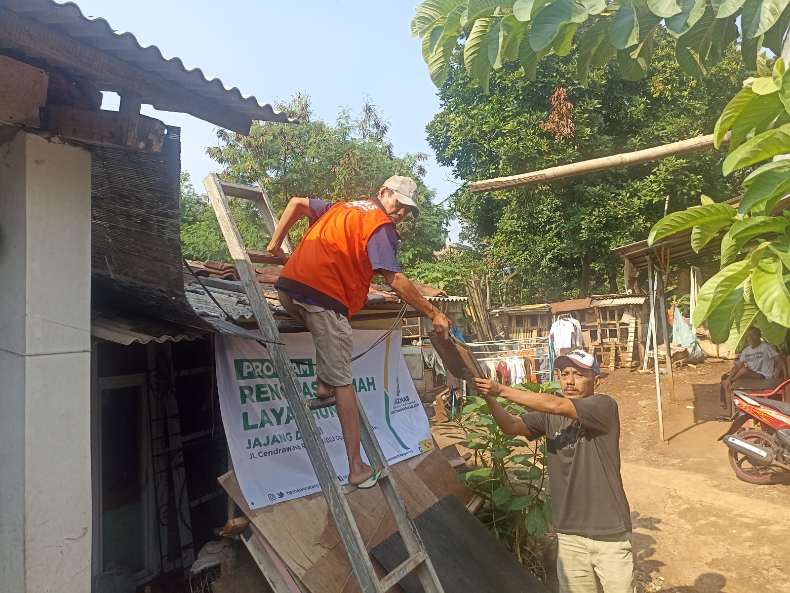 Bantuan Rehab Rumah Layak Huni untuk Warga Sawah Baru Bapak Jajang