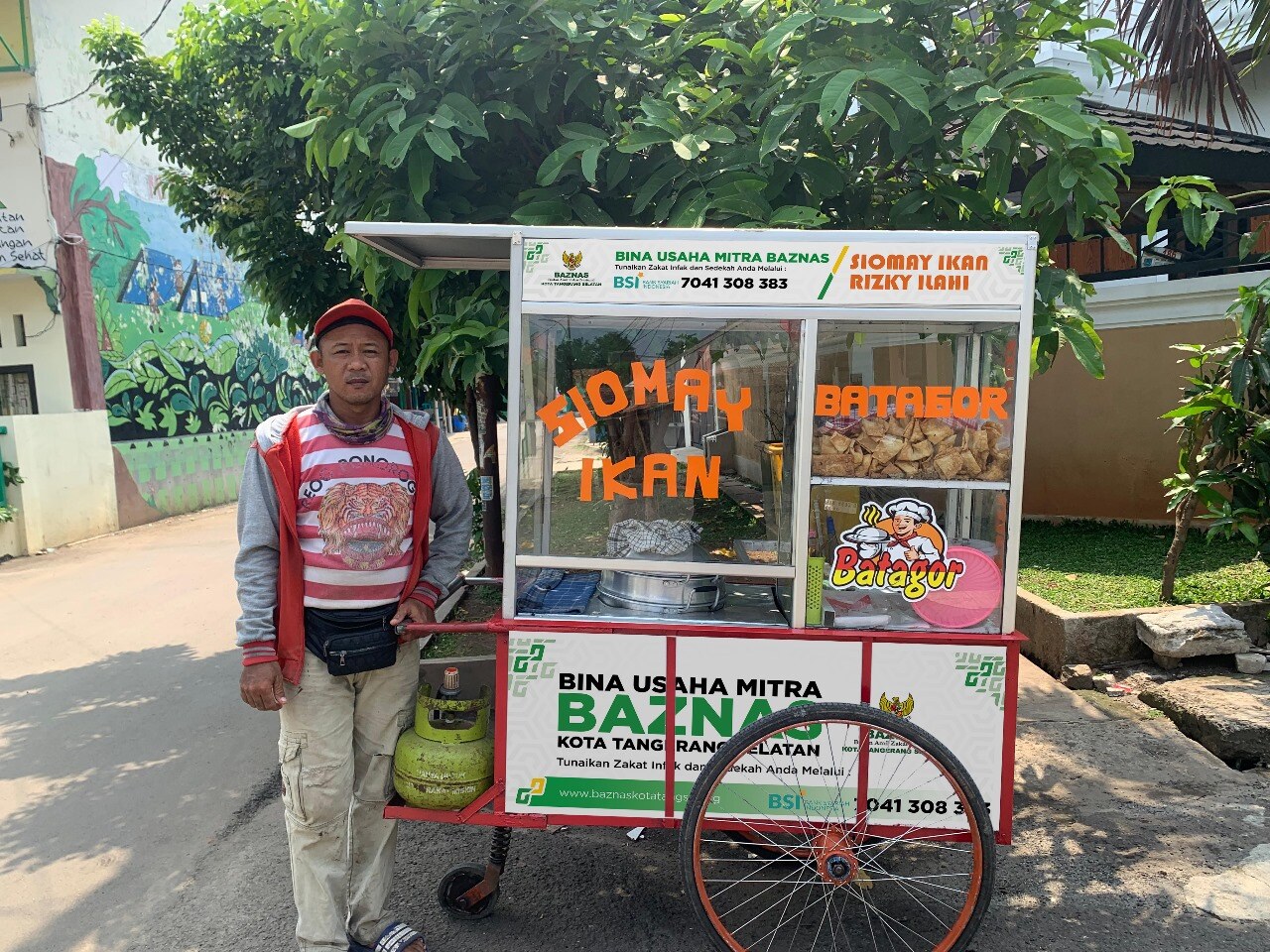 Baznas Kota Tangerang Selatan Bantu Pemberdayaan UMKM Bapak Mahfuji Penjual Siomay dan Batagor untuk Wujudkan Kemandirian Ekonomi Mustahik