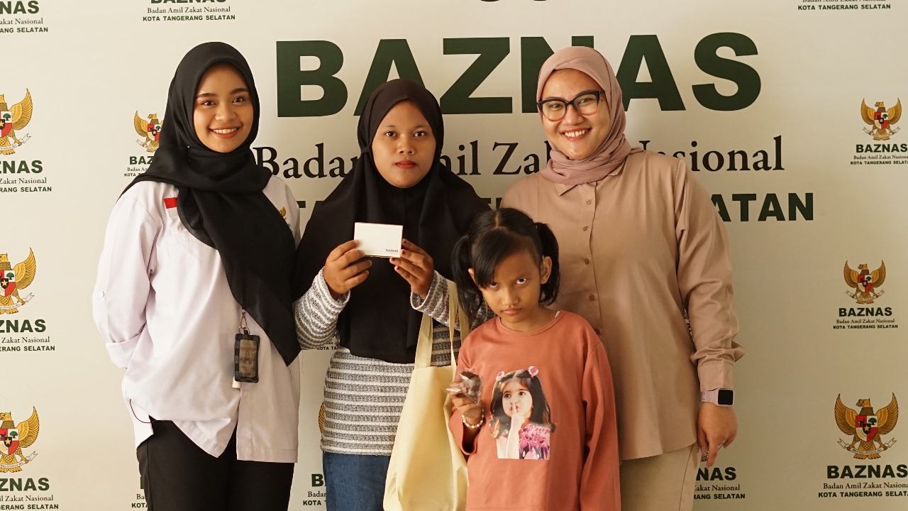 BAZNAS Kota Tangerang Selatan Salurkan Alat Bantu Dengar untuk Adik Yasmin, Warga Kelurahan Setu
